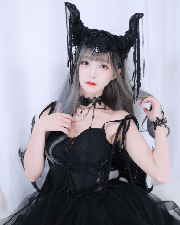 眼神即无辜又惑人！韩国性感美女COSER 요미美照赏